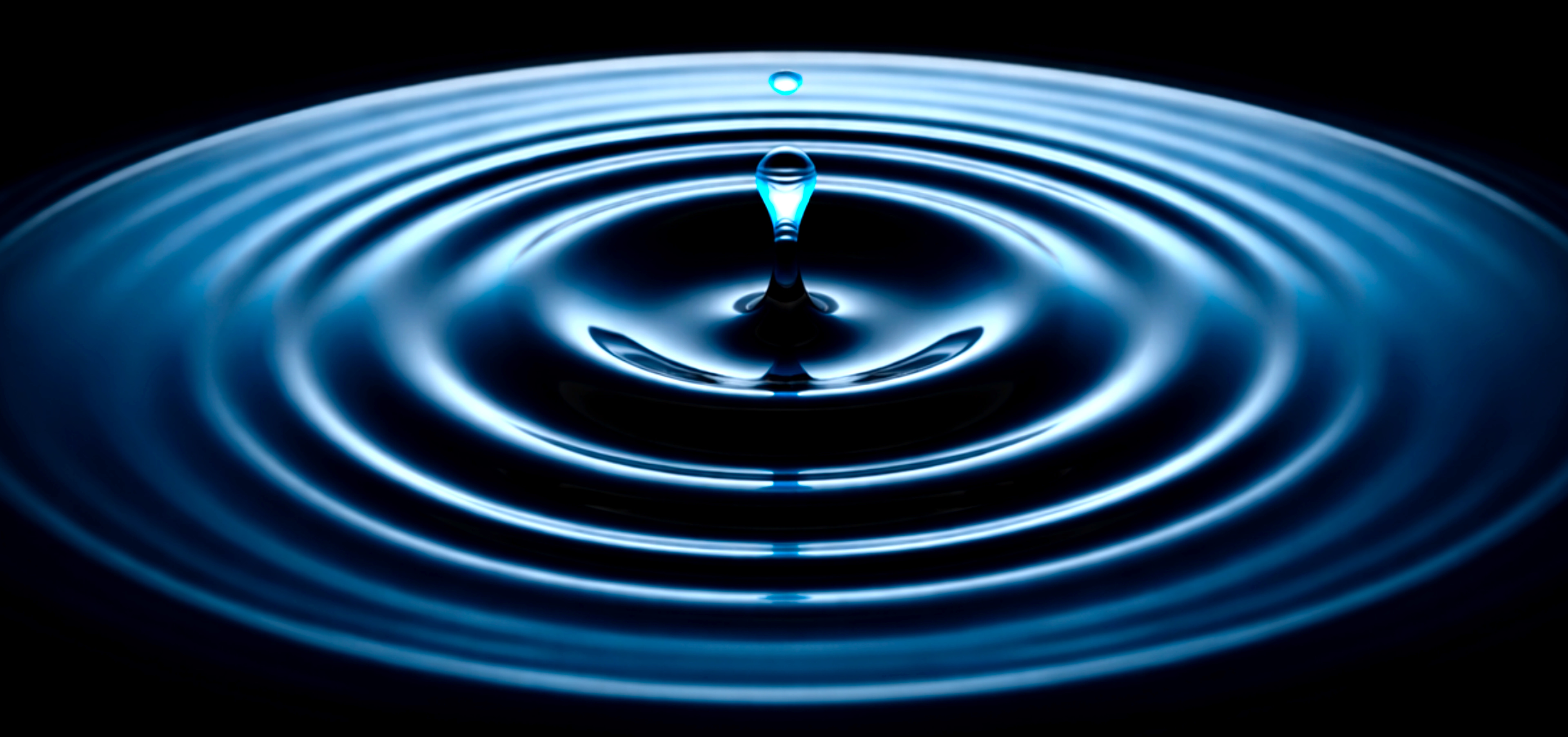 Gota de agua sobre superficie en calma